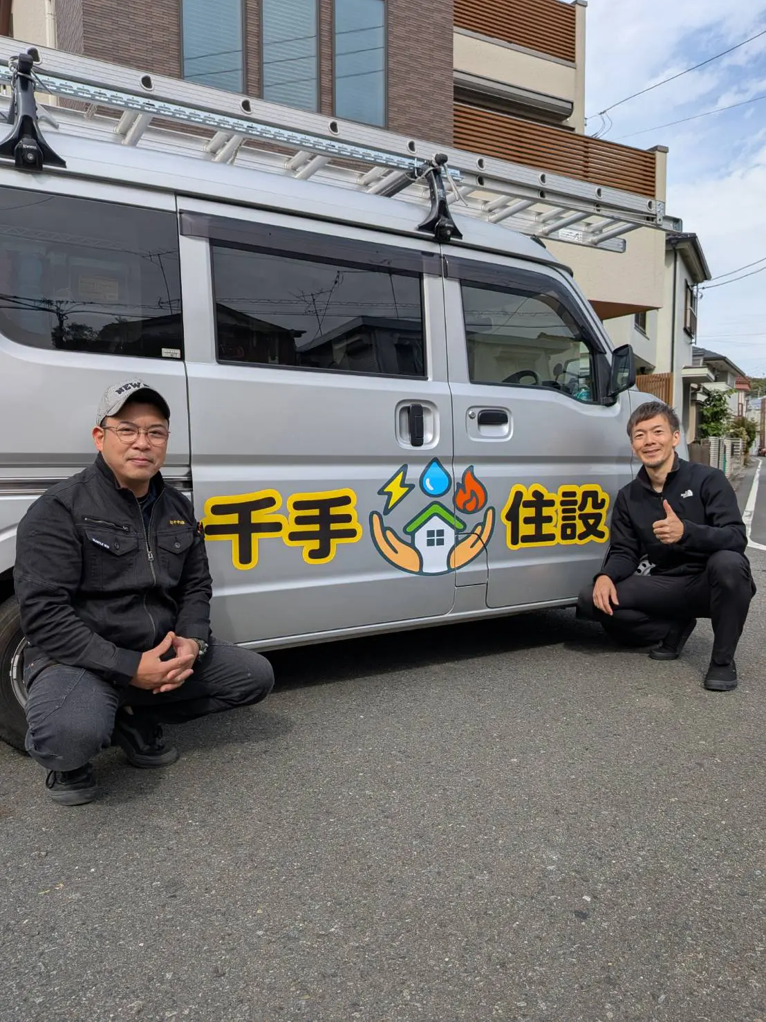 社用車にカッティングシート施工 - 看板・印刷工房グランド